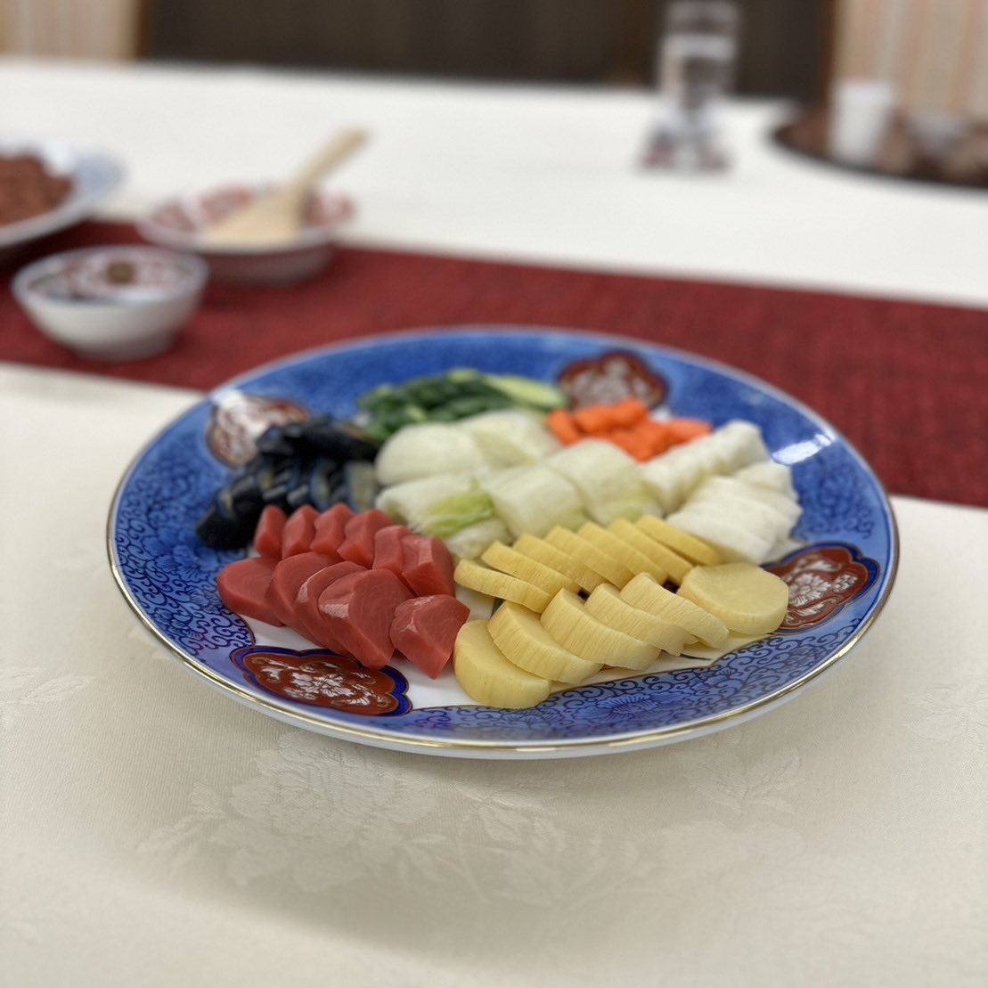 TBS_VIVANT's tweet photo. ⋱ 🐈‍⬛#𝐕𝐈𝐕𝐀𝐍𝐓ep2 裏話📸 ⋰
野崎さんの手料理❤️

真っ赤なお赤飯は、ささげ豆も使用したこだわりの一品✨
福澤監督監修のレシピです！

明日は是非 #NewDays のコラボ赤飯おこわを片手に、リアタイ待機してください🍙
(販売は31日までです🙇‍♀️)

明日よる9時
⚫#𝐕𝐈𝐕𝐀𝐍𝐓 第3話 69分𝐒𝐏🎬️🔴 https://t.co/tb4APm3kZR