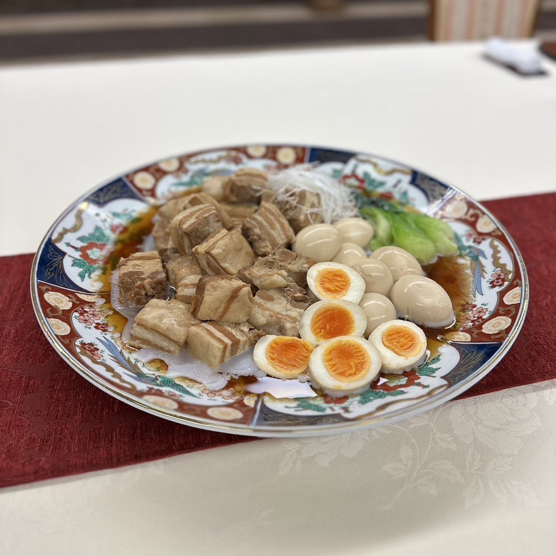 TBS_VIVANT's tweet photo. ⋱ 🐈‍⬛#𝐕𝐈𝐕𝐀𝐍𝐓ep2 裏話📸 ⋰
野崎さんの手料理❤️

真っ赤なお赤飯は、ささげ豆も使用したこだわりの一品✨
福澤監督監修のレシピです！

明日は是非 #NewDays のコラボ赤飯おこわを片手に、リアタイ待機してください🍙
(販売は31日までです🙇‍♀️)

明日よる9時
⚫#𝐕𝐈𝐕𝐀𝐍𝐓 第3話 69分𝐒𝐏🎬️🔴 https://t.co/tb4APm3kZR