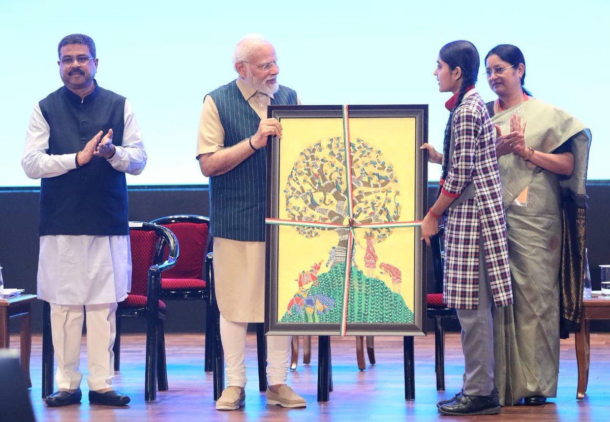 Art for a noble cause!

Students of @KVS_HQ present their thoughts on #MissionLiFE to PM @narendramodi ji through a painting. Glad to see our  #AmritPeedhi acting as torchbearers of this pro-planet movement. #NEPThrivesAt3