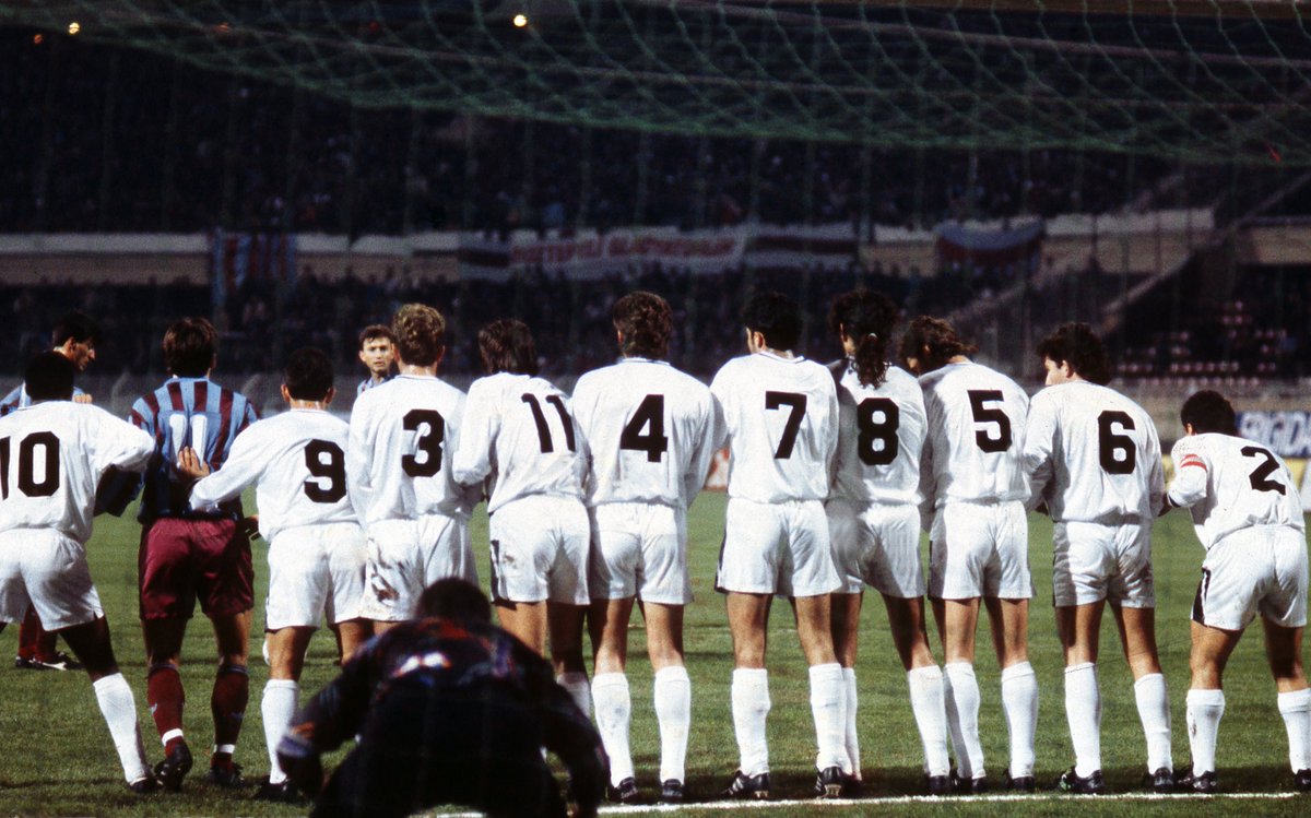 #Nostalji | Hami Mandıralı’nın frikik hazırlığı ve Beşiktaş barajı. 📸