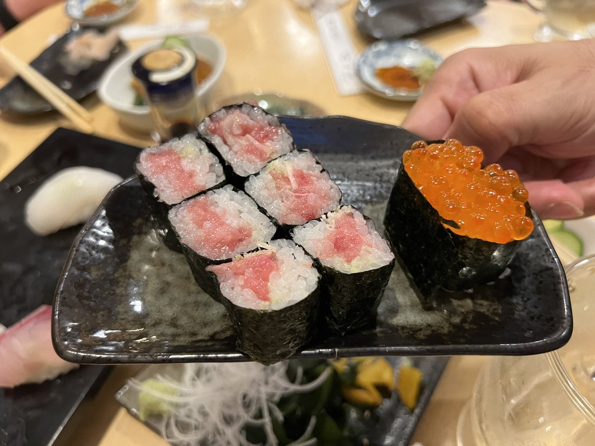 asshida's tweet photo. そして4軒目はこちら💁‍♂️

寿司幸@台東区上野

ねぎとろ
塩辛
あん肝
まぐろ
たい
かんぱち
いか
かじき
さば
穴子
車子
たらこ
うに
いくら
ねぎとろ巻
焼酎炭酸割り

この辺あたりから記憶が‼️笑
でも全部すげぇ美味かった😍最高🙌

ご���走様でした🙏 https://t.co/1t4yErsKRc
