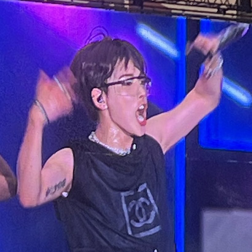 H0NGLOVER's tweet photo. WET HONGJOONG AND HIS TATTOO????? https://t.co/pAXNlVzXBh