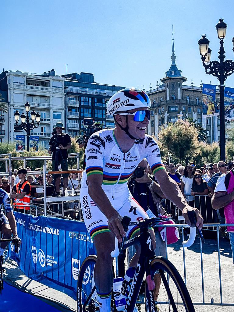 Remco is all-white today 🤩

#Klasikoa2023