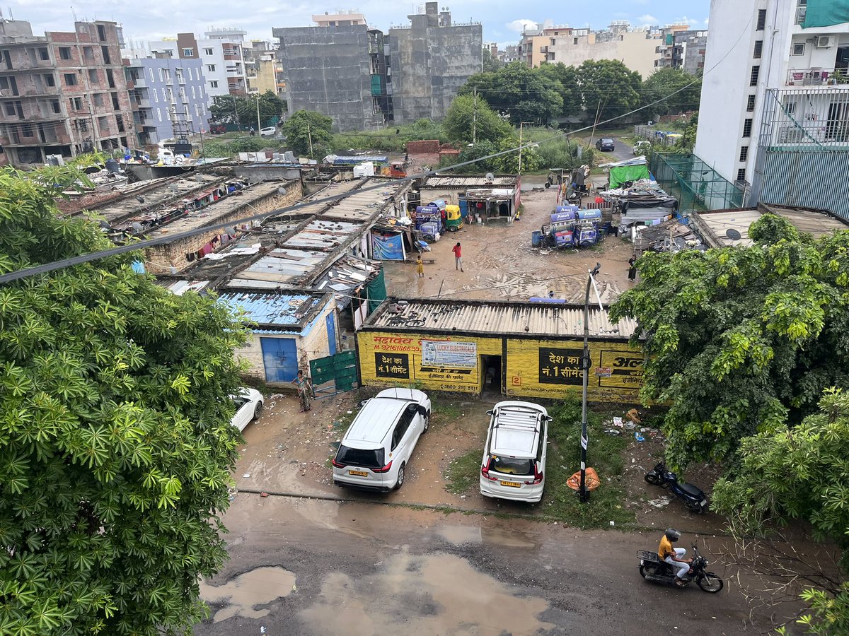 MalvinderR's tweet photo. @OfficialGMDA @MunCorpGurugram @cmohry @PMOIndia @DC_Gurugram #encroachments #ArdeeCity
 Illegal slums &amp; commercial establishments ( Taxi Services Office) in residential E block of posh Ardee City are mushrooming up. wondering who is accountable for this ? https://t.co/jv37404MCE