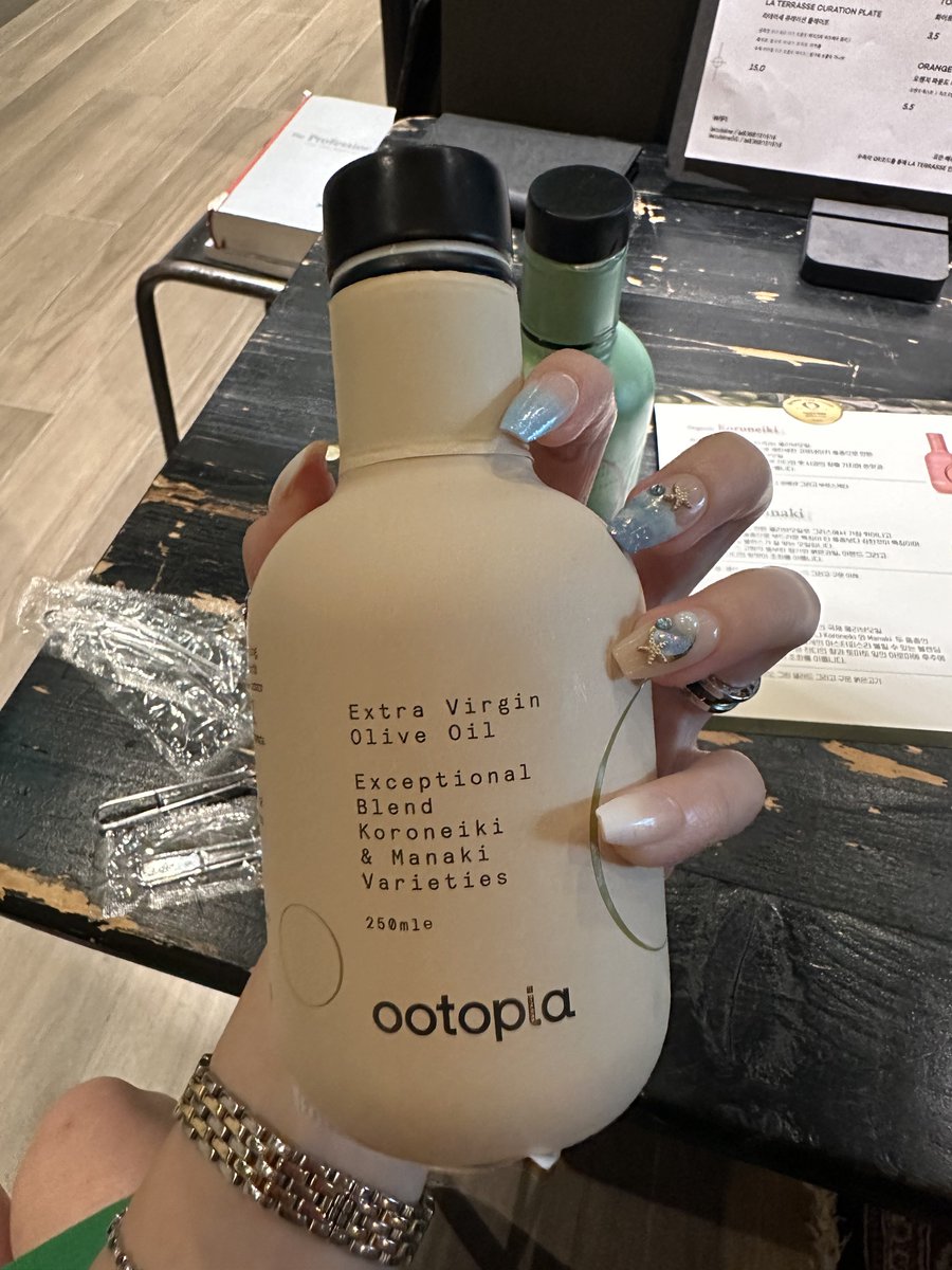 #협찬 #rtevent

🫒본 게시물을 리트윗하시면 5만원 상당의 엑스트라 버진 올리브 오일을 3분께 드립니다 🫒 

갑상선 수술 후에 여러가지 올리브 오일을 접해봤는데 맛이랑 향이 가장!!!! 진짜!!! 너무!!! 맛있는 올리브 오일이예요 협찬으로 하나 받았다가 시음하고 다른 제품도 사버린,,