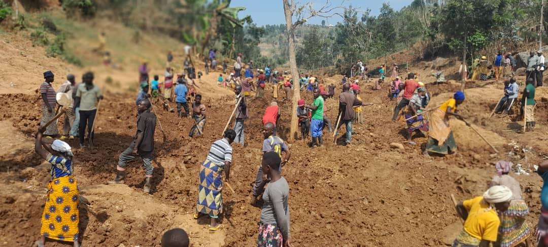 RutsiroDistrict's tweet photo. Mu karere ka #Rutsiro twabyukiye mu Muganda wibanze ku bikorwa byo gusukura Imihanda itandukanye no kurwanya Isuri no guhanga uduhanda duhuza imidugudu. Wabereye ku rwego rw'umudugudu, uyoborwa na Mayor Mulindwa ku rwego rw'Akarere mu Murenge wa Ruhango Akagari ka Nyakarera. https://t.co/52UkQe63ns