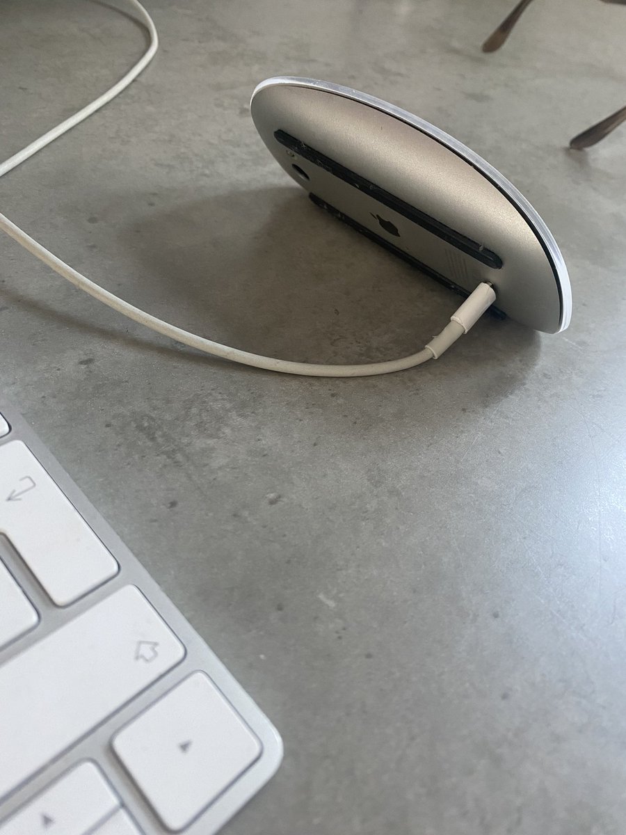 Lolly_87's tweet photo. Still FUMING with @Apple over this ridiculous design #makeitmakesense #shitedesign #applescmapple https://t.co/pX83e9YkCk