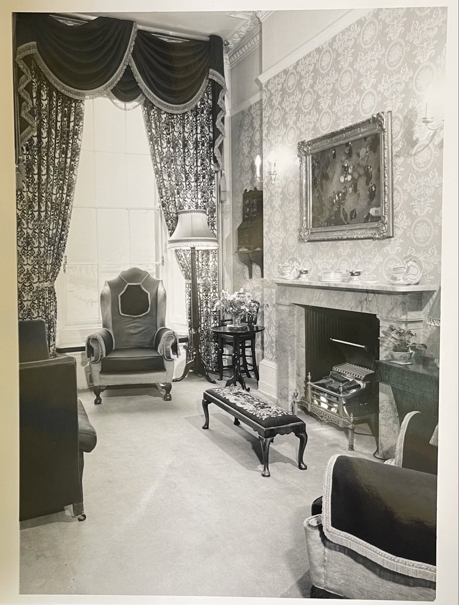 Frannabel2010's tweet photo. #EYASpace The @britishmuseum use of spaces has constantly changed over the years. Here’s the Director’s residence in the West Wing in the 1970s. It’s now used for offices and meeting rooms as the Director no longer ‘lives in’. #BritishMuseum #ExploreYourArchive #archives https://t.co/ZZugWikbim