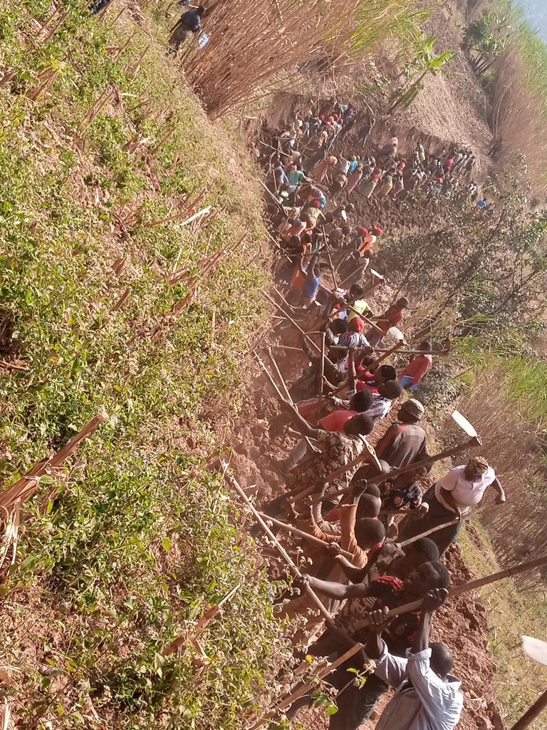 RutsiroDistrict's tweet photo. Mu karere ka #Rutsiro twabyukiye mu Muganda wibanze ku bikorwa byo gusukura Imihanda itandukanye no kurwanya Isuri no guhanga uduhanda duhuza imidugudu. Wabereye ku rwego rw'umudugudu, uyoborwa na Mayor Mulindwa ku rwego rw'Akarere mu Murenge wa Ruhango Akagari ka Nyakarera. https://t.co/52UkQe63ns