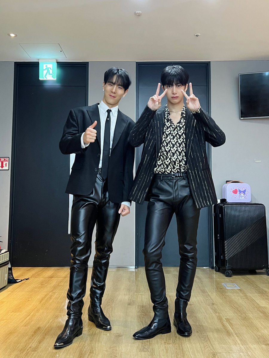 Official_MX_jp's tweet photo. 📸
230729 #モンスタエックス #ショヌ #ヒョンウォン
MBC #ショー音楽中心 完了 🕶

暑さを忘れさせるエナジー溢れる🌊 Love Me A Little のステージはいかがでしたか?
音楽中心もMONBEBEと一緒に完走 😘

#셔누 #형원
#SHOWNU #HYUNGWON
#MONSTA_X #MONSTAX 
#THEUNSEEN #LoveMeALittle
#Musiccore https://t.co/D9ovkEjcye