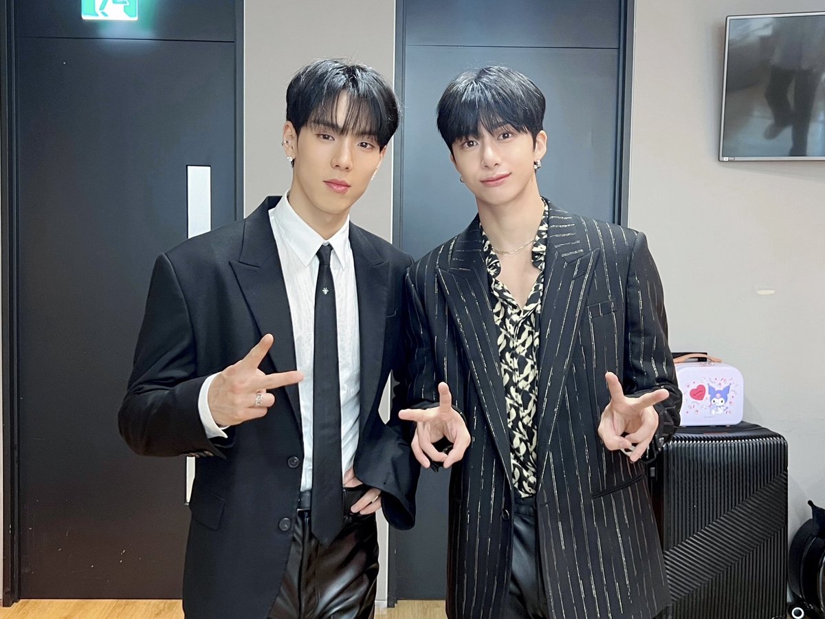 Official_MX_jp's tweet photo. 📸
230729 #モンスタエックス #ショヌ #ヒョンウォン
MBC #ショー音楽中心 完了 🕶

暑さを忘れさせるエナジー溢れる🌊 Love Me A Little のステージはいかがでしたか?
音楽中心もMONBEBEと一緒に完走 😘

#셔누 #형원
#SHOWNU #HYUNGWON
#MONSTA_X #MONSTAX 
#THEUNSEEN #LoveMeALittle
#Musiccore https://t.co/D9ovkEjcye
