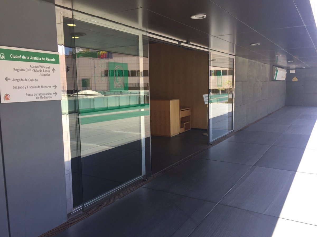 Condenan al socio de un concesionario de Almería por grabar zonas íntimas de dos empleadas con su cámara espía

andaluciactual.com/condenan-al-so…