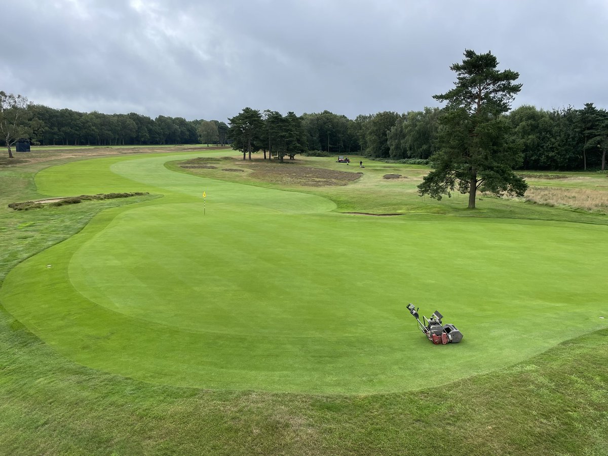 Full mow on Composite Course this morning. Team showing great commitment getting it done on a Saturday morning 👊🏻 Although confusion is setting in, is this the 9th or the 7th? 🤷🏼‍♂️ #WAWH #heathlandgolf