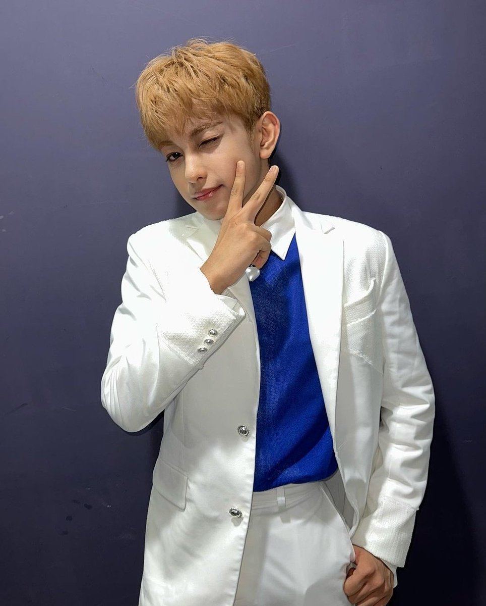 MarcusGlobal_'s tweet photo. [#MARCUS_Update] 📸 HORI7ON LOOK

Creating everlasting memories with Marcus at the heart of Music Core's photo spot! 🎵

Congratulations on your 3rd performance and get well soon! 💞

GET WELL MARCUS

#HORI7ON_ON_MUSICCORE 
#GetWellSoonMarcus
#호라이즌 #마커스 
#HORI7ON_MARCUS https://t.co/tL33emNVXq