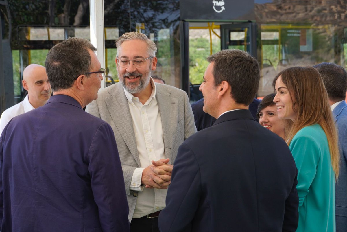Rebepl's tweet photo. Era cuestión de voluntad poder coordinar el servicio de transporte para mejorar la conectividad y frecuencias entre municipios. 

Gana la política útil, aquella que pone al ciudadano en el centro de sus decisiones. 

Gracias @JRDiezdeR @Ballesta_Murcia @Victor_MarMu https://t.co/4RDdkV0WxF