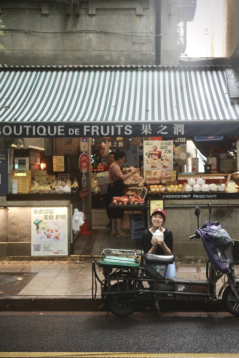 wenchenger's tweet photo. 南昌路138号的哈斗来了两次都没有抢到～
雨���的水果摊十分好照～
一杯rooibious latte，在梧桐树下的老上海过一个有腔调的周末🌧️ https://t.co/fjk0Z5ST46
