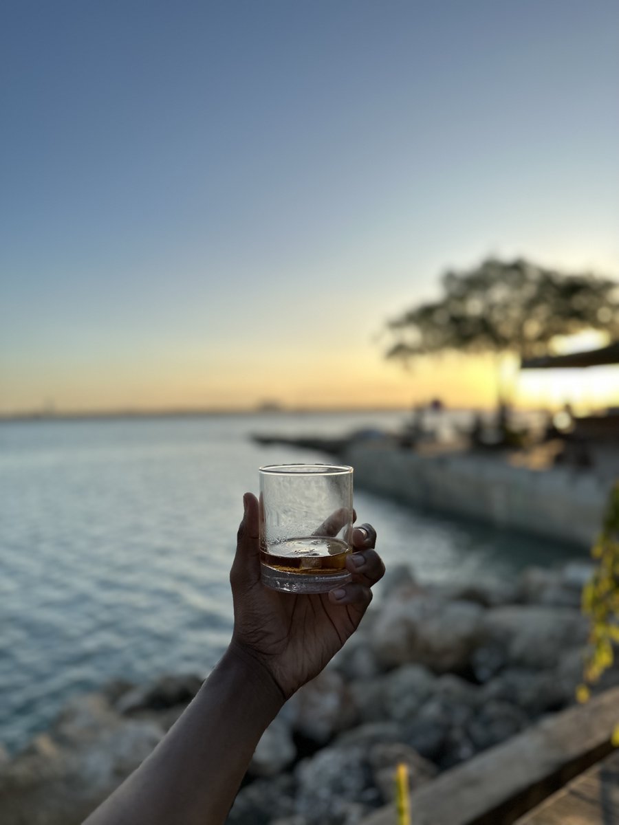 deizierei's tweet photo. A drink by the beach during the golden hour is all I need. https://t.co/fowEAFQ2hU