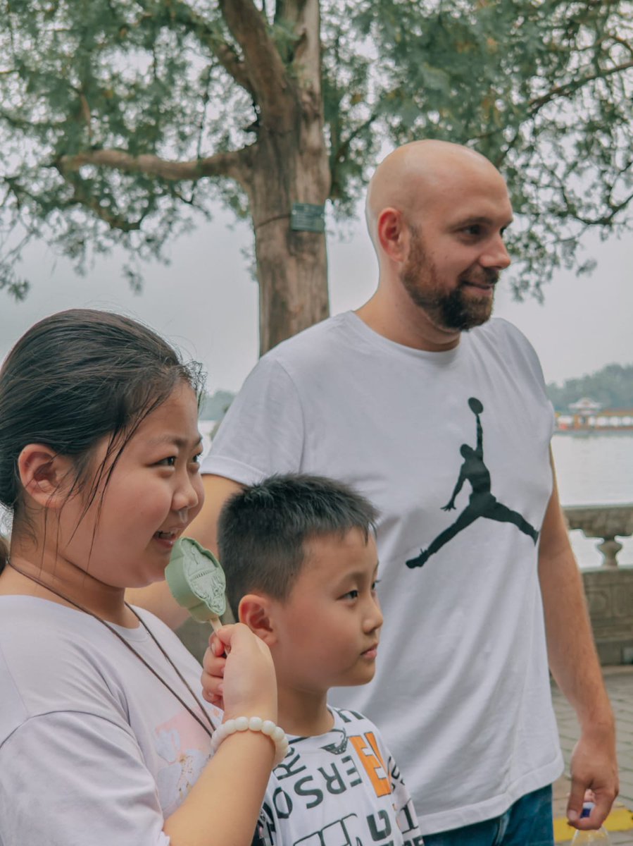 Djole_Jovanovic's tweet photo. Veliki fan košarkaške reprezentacije Kine me je zaustavio danas u Pekingu, da se slikam sa njegovom decom jer je pomislio da sam @CoachDjordjevic 
Sale, imaj me u vidu za dvojnika. Odmaraj, ja cu da vodim treninge, ti samo dodji na tekmu 😉 https://t.co/oaUYnfepIm