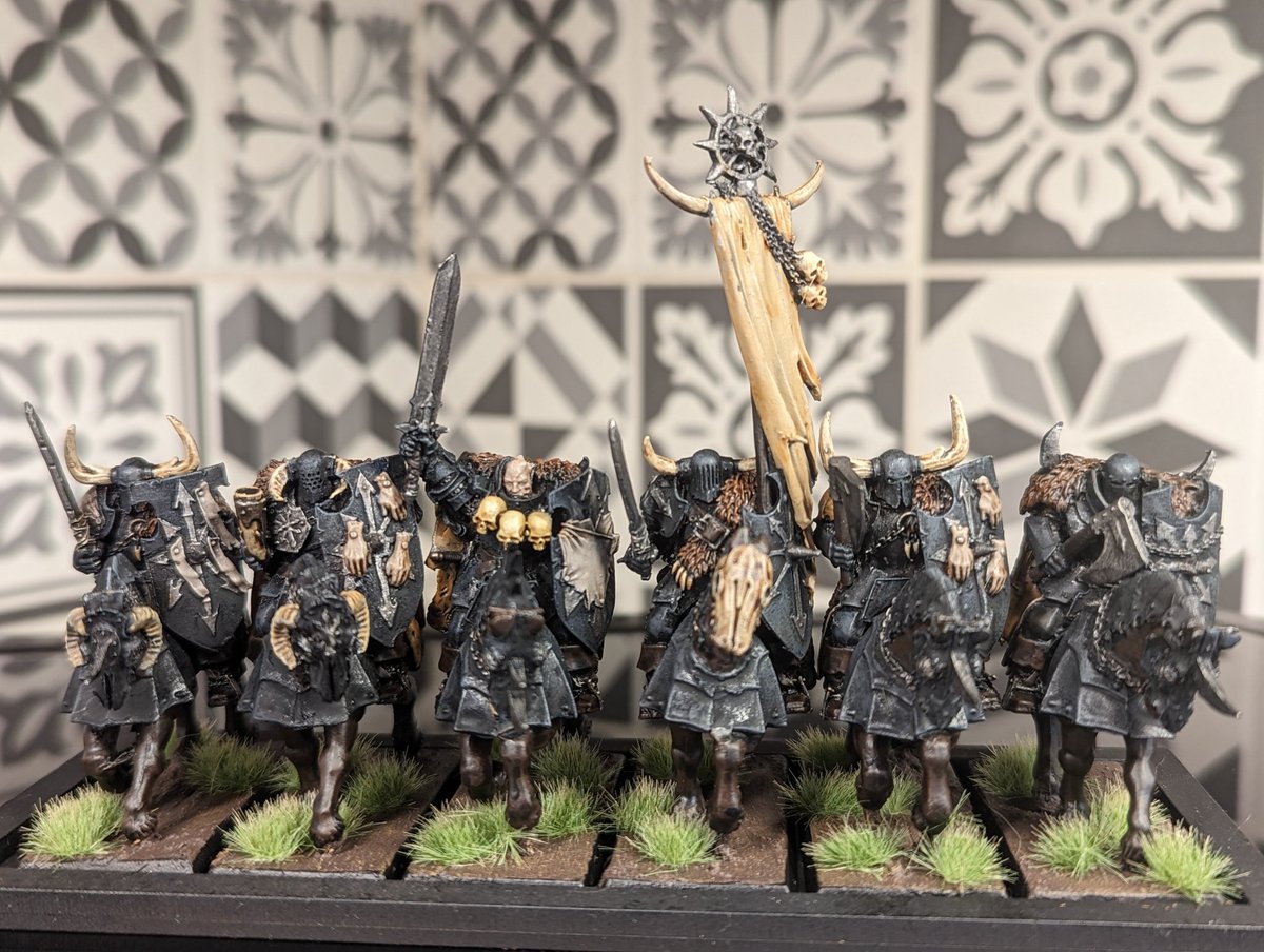 van_von_vulkvan's tweet photo. Also finished painting this regiment the other day for my 6th edition Hordes of Chaos army. 

The greatest Chaos knight sculpts ever?

 I'd argue that they are! 

#WarhammerCommunity 
#warhammerfantasy 
#warriorsofchaos
#hordesofchaos https://t.co/4y0Az7wxMw