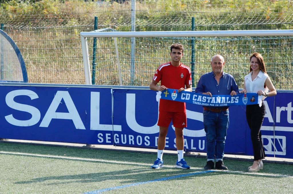CDCovadonga's tweet photo. ✒️ @SegurosSalus nos presenta la renovación de @pelavanzini11 con la presencia de Natalia Martínez Falcó directora de Marketing y Comunicación de Salus Seguros de salud.
Avanzini y el presidente Marcos Sánchez firmaron el contrato de renovación.
#VamosCova💪🔥 https://t.co/Dm66sVeICp
