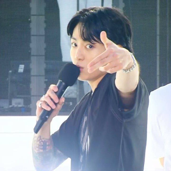amochiot7's tweet photo. @Jungkook_Spain_ @Marivic68190962 @oscarmartinezdj @Del40al1_es Buenos días @oscarmartinezdj  @Del40al1_es proponemos como candidata a entrar en la lista #Del40al1CocaCola la canción #Seven de #JungKook (ft.Latto) #MiVoto40 #MiVoto40JungKook https://t.co/KKsQYmFK1Z
