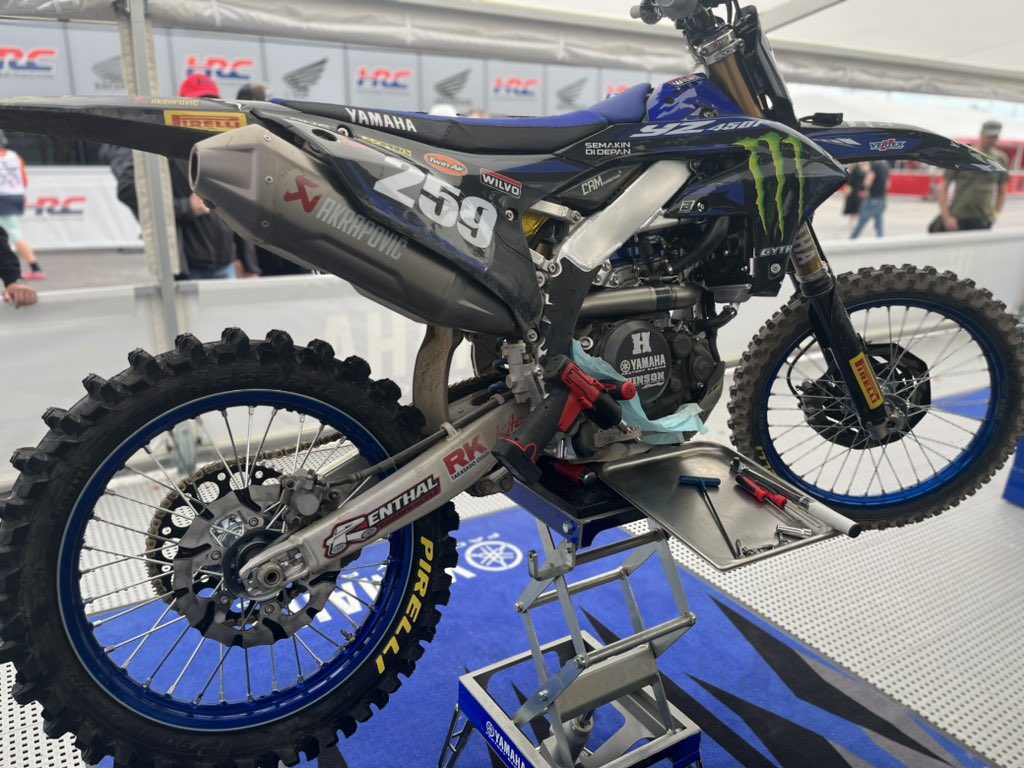 yamaharacingcom's tweet photo. 🇫🇮 Snaps of what is happening in between sessions. Vantaa is sand so the clutch is changed frequently, and the track is tight &amp; bumpy, so @glenncoldenhoff is changing to a bigger rear sprocket for more bottom end. ⚙️✨ https://t.co/SJ5QNwo8di