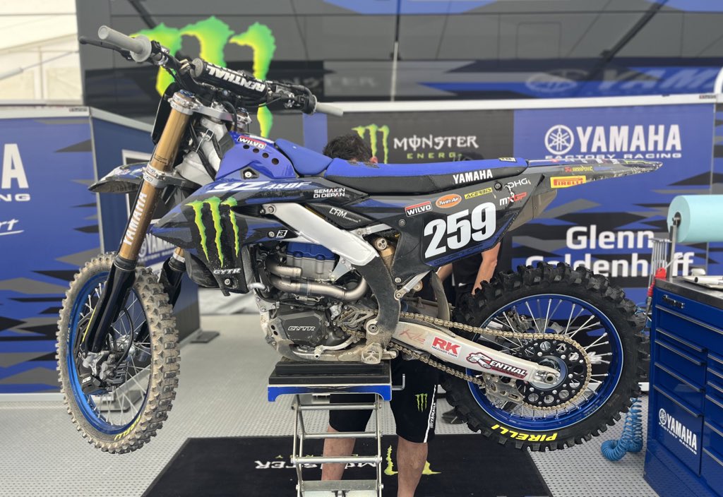 yamaharacingcom's tweet photo. 🇫🇮 Snaps of what is happening in between sessions. Vantaa is sand so the clutch is changed frequently, and the track is tight &amp; bumpy, so @glenncoldenhoff is changing to a bigger rear sprocket for more bottom end. ⚙️✨ https://t.co/SJ5QNwo8di