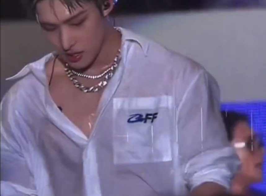 gloriiiiii3's tweet photo. it’s currently 5:34 am and i’m not doing to well…. 
#ATEEZ_WATERBOMB https://t.co/fGXoTHpAC7