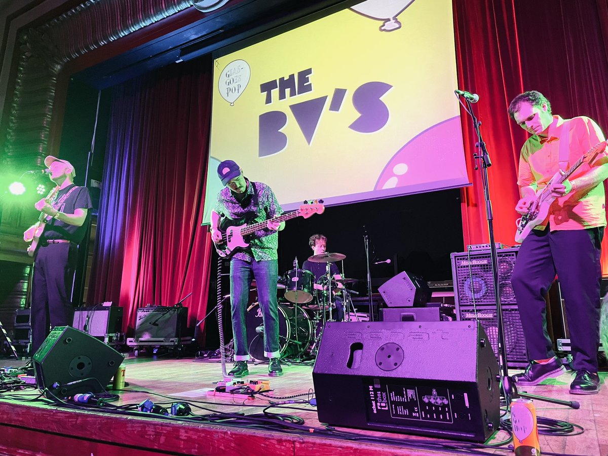 A fantastic first day of Glas-Goes Pop, with ripping sets from two of the newer bands here. Krautrock-jangle pop from @thebvsband and modern champs of short & bittersweet pop @jeanines_nyc bringing extra rhythmic punch + three-part harmonies to their live set. (1/3) #GGP23