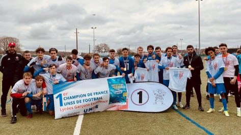 Opposé au Maroc en finale du championnat du Monde UNSS, les bleus, issus du lycée Charles Baudelaire d’Annecy et de la Bontaz Academy, se sont imposés et devenus champion du monde.
Les Bleus sont sur le toit du monde... scolaire.
