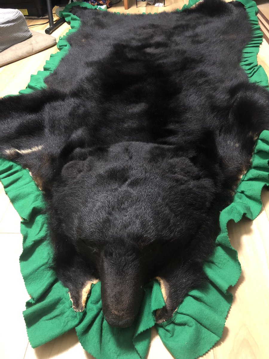 熊の毛皮の敷物をメルカリに出品してるけど売れる気配がない…熊巣立っ