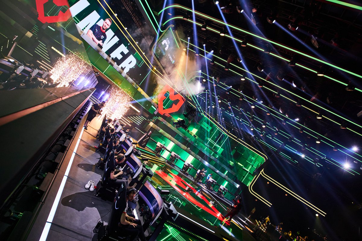 mousesports's tweet image. Sim racing has leveled up tremendously from the first $1M tournament in Las Vegas in 2017 to the second $1M tournament in Riyadh today. Teams, drivers, engineers, hardware, and simulators have developed at an accelerated pace over the years.
A thread🧵👇
