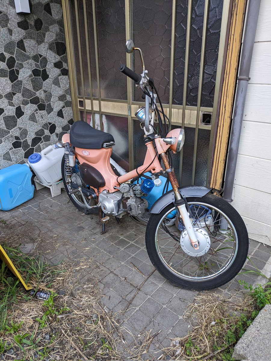 Unknown70166908's tweet photo. 気がついたらマフラーとエアクリーナーが何処かへ旅立っていたカブ号がこちらです(￣▽￣;)

エアクリーナーは手持ちのストックでOK

マフラーは知り合いのつてで何とか見つかりそうです。

助かったε-(´∀｀;)ﾎｯ https://t.co/gbrS6A9XPK