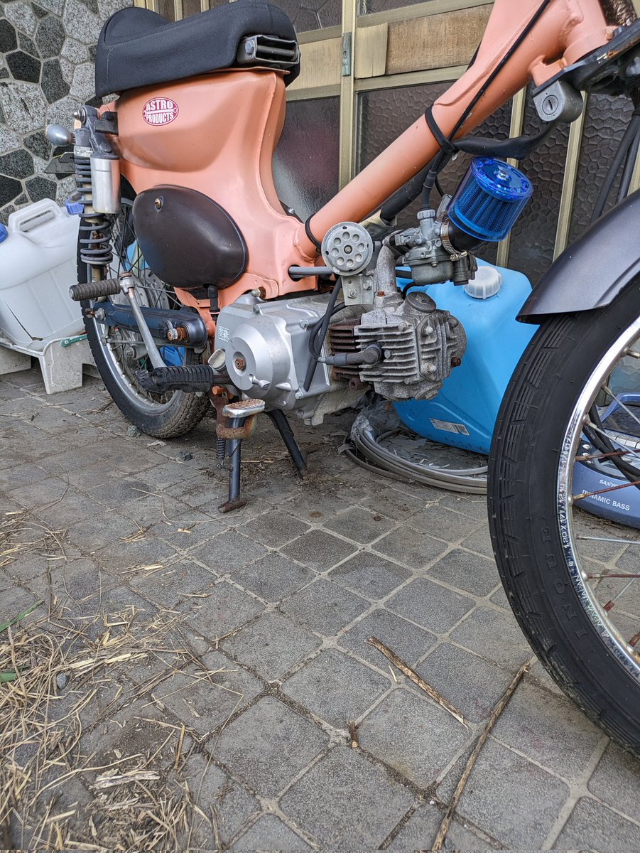 Unknown70166908's tweet photo. 気がついたらマフラーとエアクリーナーが何処かへ旅立っていたカブ号がこちらです(￣▽￣;)

エアクリーナーは手持ちのストックでOK

マフラーは知り合いのつてで何とか見つかりそうです。

助かったε-(´∀｀;)ﾎｯ https://t.co/gbrS6A9XPK