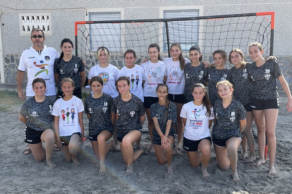 mrdosuna's tweet photo. Termina otro ciclo.
2 temporadas post COVID.
Las CF 07 @salesianosELX abrirán camino a sus compañeras.
Son las Rafa Nadal de esta aventura, 
Todos nos acordaremos de grandes momentos y mejores anécdotas.
En nada serán compis de nuevas aventura.
Muy grandes!! https://t.co/EbIZPg9BTq