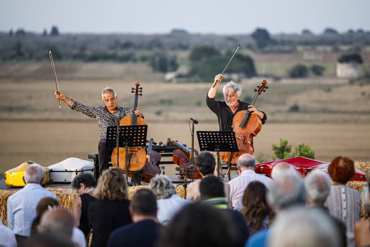 ClassicheForme's tweet image. Ripercorriamo insieme la settimana appena trascorsa 💛
La seconda serata di festival ha visto protagonista la Masseria @LeStanzie 🍅 con due violoncellisti d’eccezione: Mario Brunello e Giovanni Sollima 🎻