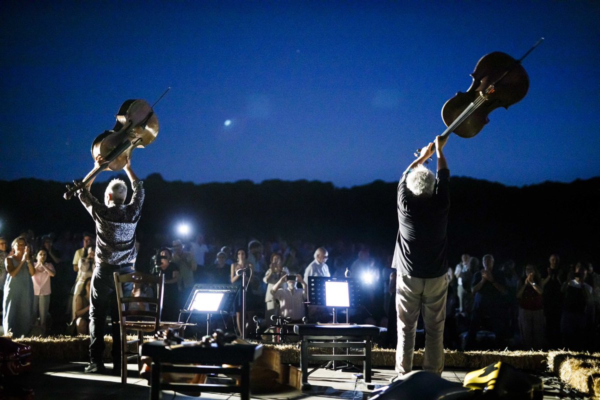ClassicheForme's tweet image. Ripercorriamo insieme la settimana appena trascorsa 💛
La seconda serata di festival ha visto protagonista la Masseria @LeStanzie 🍅 con due violoncellisti d’eccezione: Mario Brunello e Giovanni Sollima 🎻