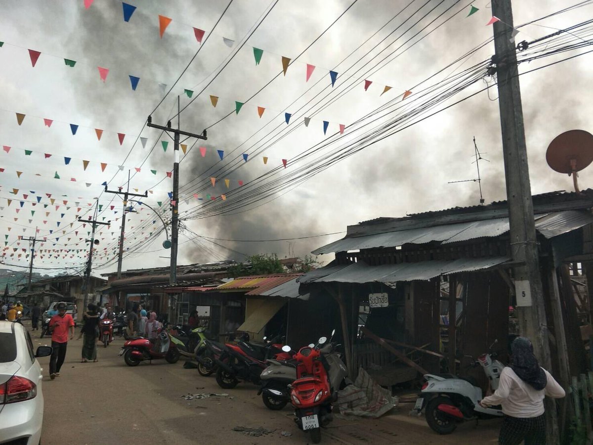 mi003_pk's tweet photo. ทุกคนคะ ตอนนี้ที่ตำบลมูโนะ อ.สุไหงโกลก จ.นราธิวาส มีการระเบิดจากโกดังเก็บพลุทำให้ตอนนี้ในหมู่บ้านได้รับความเสียหายอย่างมาก บ้านหลายหลังพังหมด มีผู้บาดเจ็บและเสียชีวิตจากเหตุการณ์นี้ อยากให้ทุกคนช่วยรีกันนะคะ ตอนนี้สถานการณ์น่าเป็นห่วงมาก #มูโนะ #savemunok https://t.co/HYP2qrMCm7