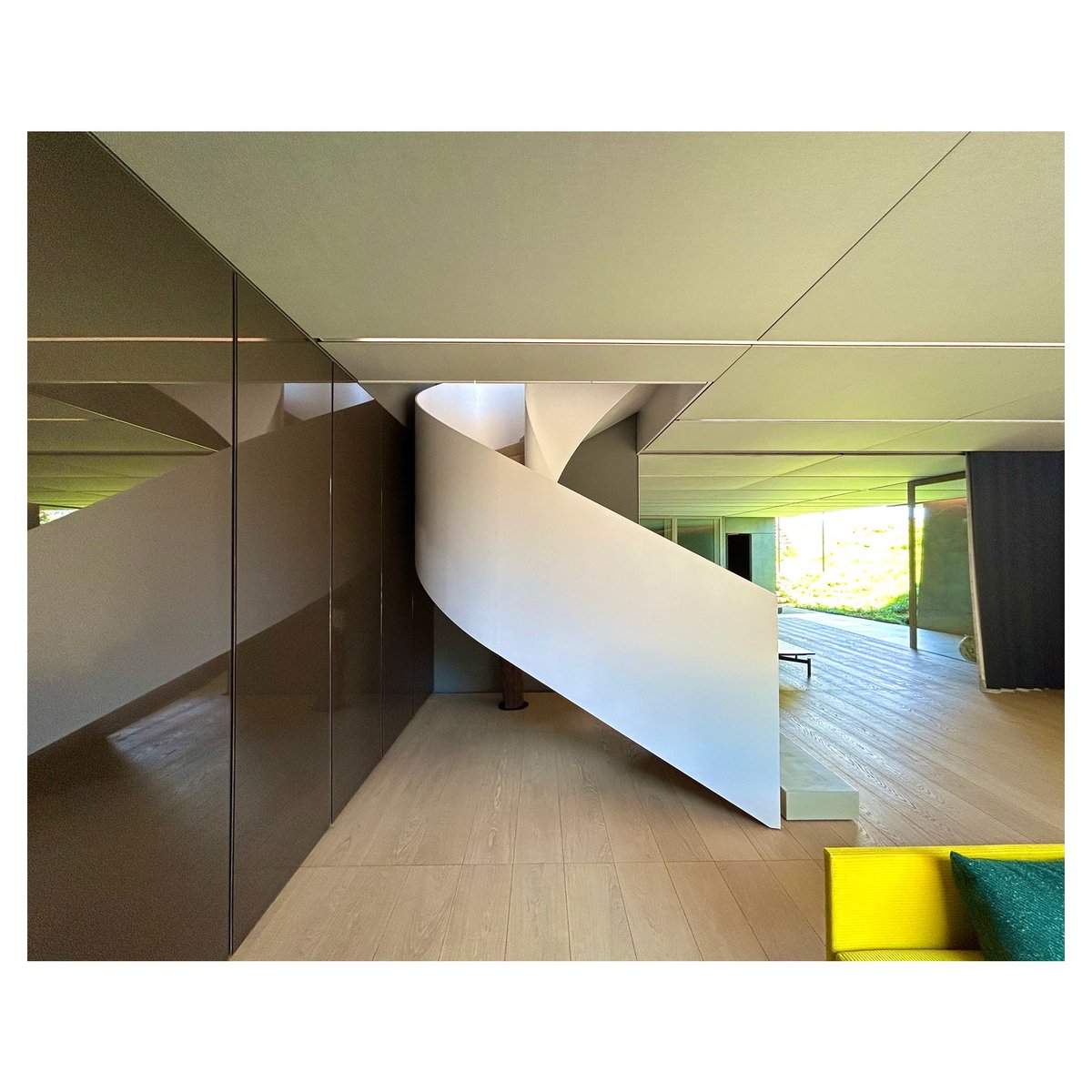 tkkrmt's tweet photo. B1Dのsome art houseを見学させて頂きました！
トニースタークが住んでいる？😁ような規格外の住宅／美術館。
全ての目地と面がデザインされた圧倒的密度。個人的には岩をくり抜いたガレージと、暖炉と繋がる階段が北欧ツボ。
宮内さん赤坂さんありがとうございました！
@yottak 
#B1D 
#architecture https://t.co/GMm6e2EzjK