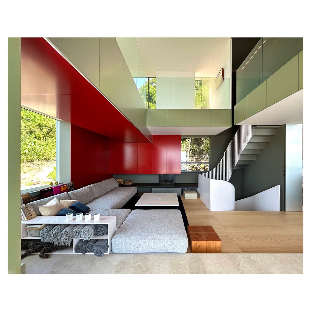 tkkrmt's tweet photo. B1Dのsome art houseを見学させて頂きました！
トニースタークが住んでいる？😁ような規格外の住宅／美術館。
全ての目地と面がデザインされた圧倒的密度。個人的には岩をくり抜いたガレージと、暖炉と繋がる階段が北欧ツボ。
宮内さん赤坂さんありがとうございました！
@yottak 
#B1D 
#architecture https://t.co/GMm6e2EzjK