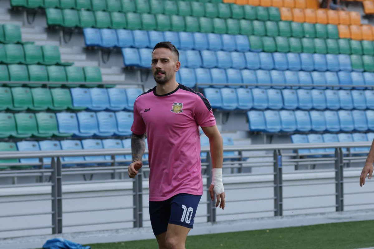 HougangUnited's tweet photo. Action on the way! ▶️
#HGFC #1H1H #SPL #YGLHOU #CafeFootballSG #CareSingapore #Myprotein #MyproteinSingapore #thephysiocircle #speedfitsg #starbalmsg https://t.co/LdeWOuZf8F