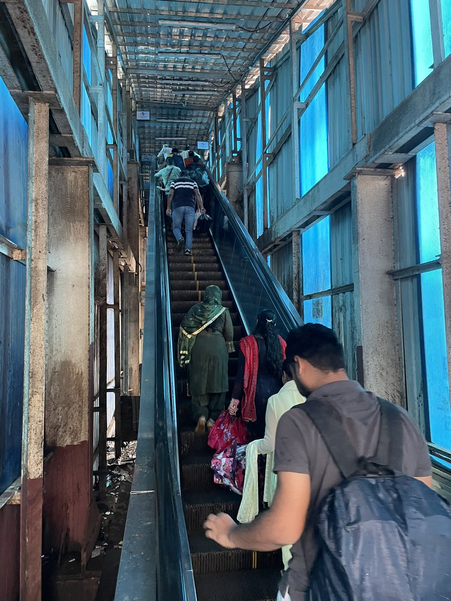 kickasschic_'s tweet photo. Accelerator not working at Malad station

Please look into it @WesternRly @rpfwr1 @RailMinIndia @mumbairailusers https://t.co/lOw5OTFvzN