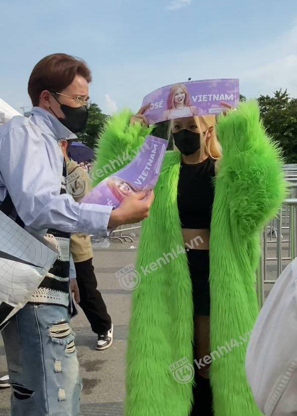 Chị xứng đáng được quay lên màn hình vì nóng zl mà vẫn mặc quả áo lông kia được

WELCOME BLACKPINK TO VIETNAM  #BLACKPINK_WeAreReadyFOURLove #BORNPINKinHaNoi #BLACKPINK
<a href="/BLACKPINK/">BLACKPINKOFFICIAL</a>