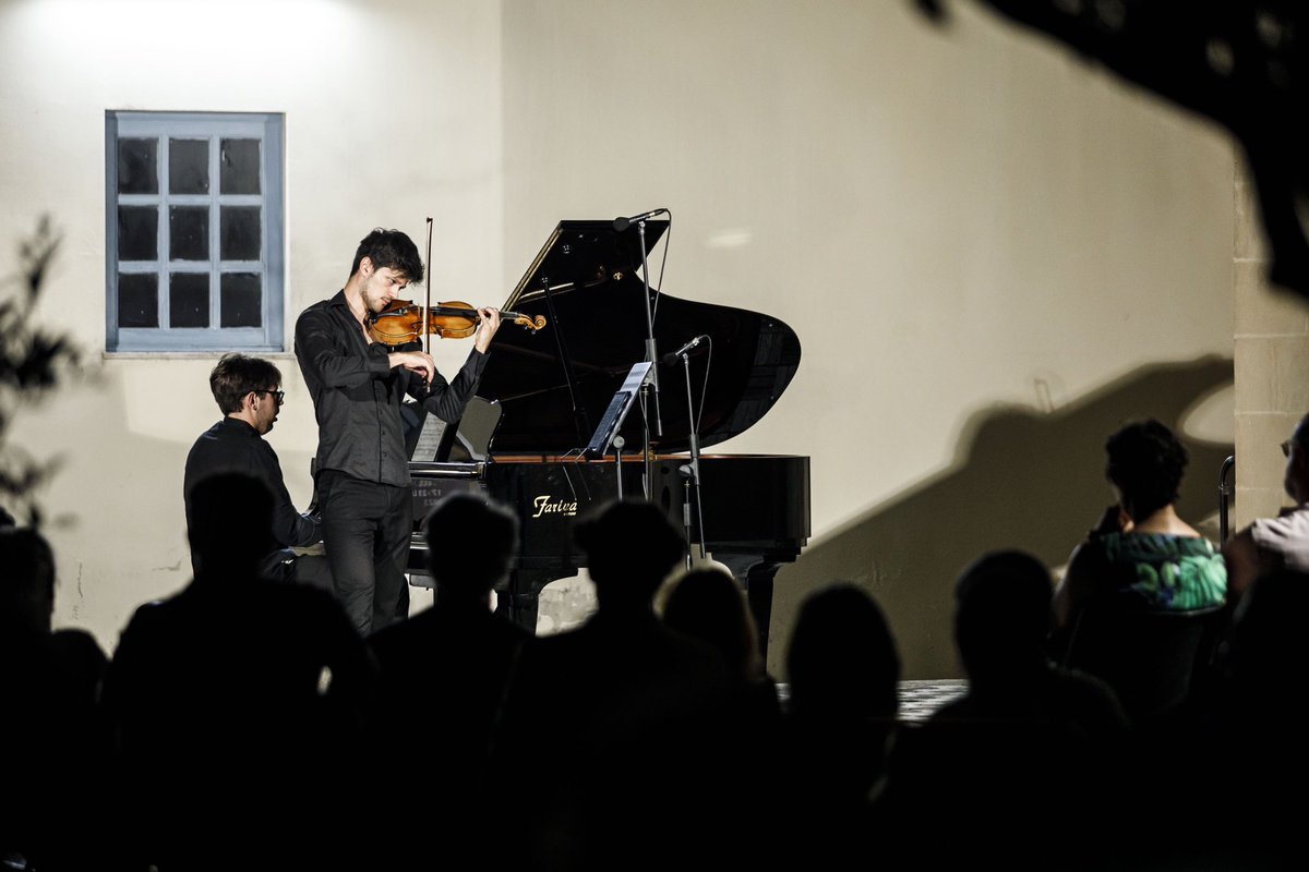 ClassicheForme's tweet photo. Prima e dopo la serata principale ci siamo ritrovati sui Giardini Pensili dell’Accademia di Belle Arti con l’evento Caffè Lecce con il Trio Tharsos e il Notturno con il Duo Sabatini-Rugani 🎶 https://t.co/hzM00oJq1q