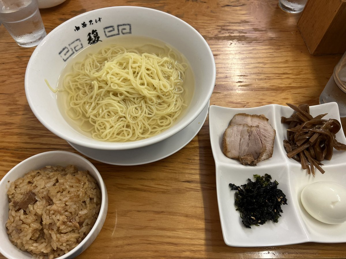 kaoru_ramen's tweet photo. 久しぶりに冷やしらーめんを食べました。私はねぎが苦手なのでネギ抜きです。暑い季節に大人気のメニューなので、夕方には売り切れることが多いです、、、お召し上がりの方はお早めのご来店をおすすめ致します🙇‍♀️あっさりカツオスープ、ぜひご賞味ください！ https://t.co/2tJXbYdxjU