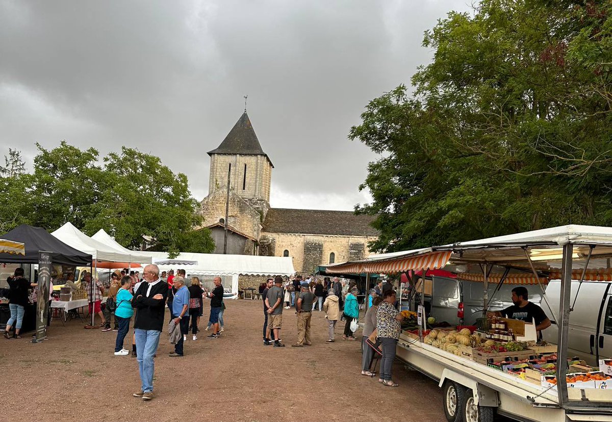 JeanMarieFIEVET's tweet photo. Marché des producteurs à Marnes. Après celui de Nueil-les-Aubiers, j’ai assisté hier soir à ce très beau marché fermier pour cette deuxième année. Des produits de qualité et une ambiance festive très agréable, malgré un temps incertain.
#deuxsevres #marche #marnes #rencontres https://t.co/BNjGfD64Jr