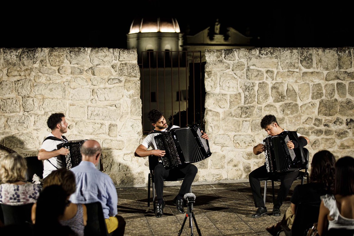 ClassicheForme's tweet photo. A seguire l’ultimo dei concerti del format Notturno, questo sulle Mura Urbiche con il trio di fisarmoniche Sirius Accordion Trio 🪗 https://t.co/WQFdGRcJdk