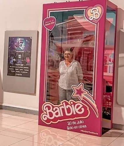 Memeelda's tweet photo. Llega al mercado la nueva Barbie jubilada. https://t.co/3Qmq74L1W3