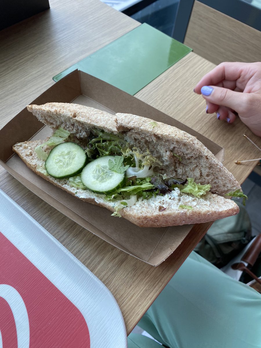 E 6,50 voor een broodje met komkommer en zogenaamde smeerkaas… <a href="/laplace/">La Place</a> op <a href="/Schiphol/">Amsterdam Airport Schiphol</a> weet het schaamteloos te kunnen verkopen…