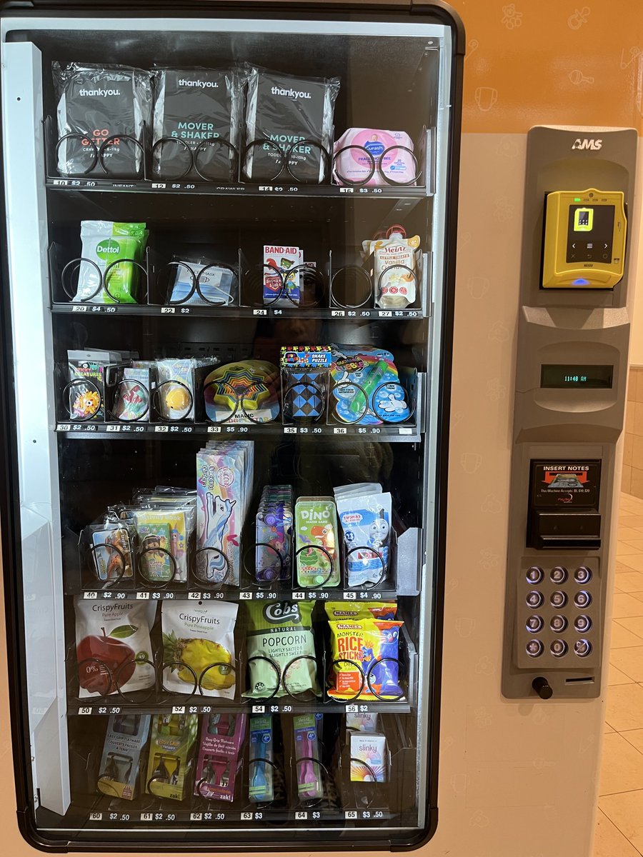 emikirky's tweet photo. メルボルン近くの大きなショッピングセンターのトイレ近くに設置されているBaby 専用の自動販売機✨

おむつやおかしや、スプーンを販売中 https://t.co/UH9NjckRNO